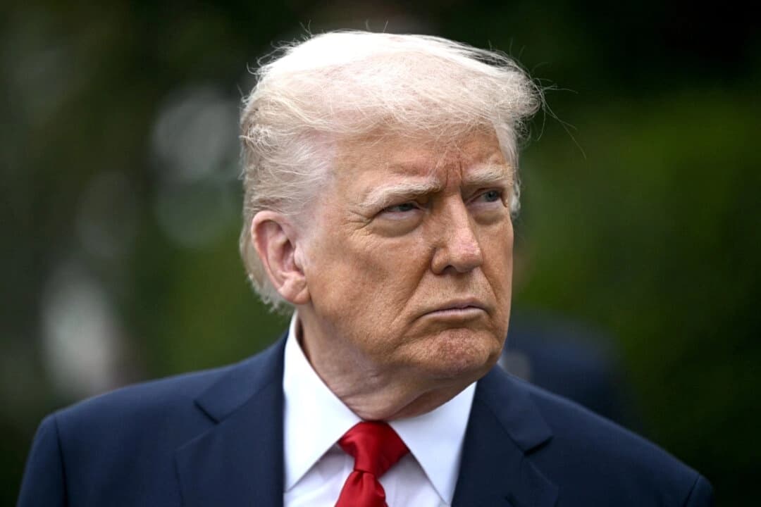 El presidente Donald Trump observa mientras organiza la tradicional Carrera de Huevos de Pascua en el jardín sur de la Casa Blanca el 21 de abril de 2025. (Brendan Smialowski/AFP a través de Getty Images)