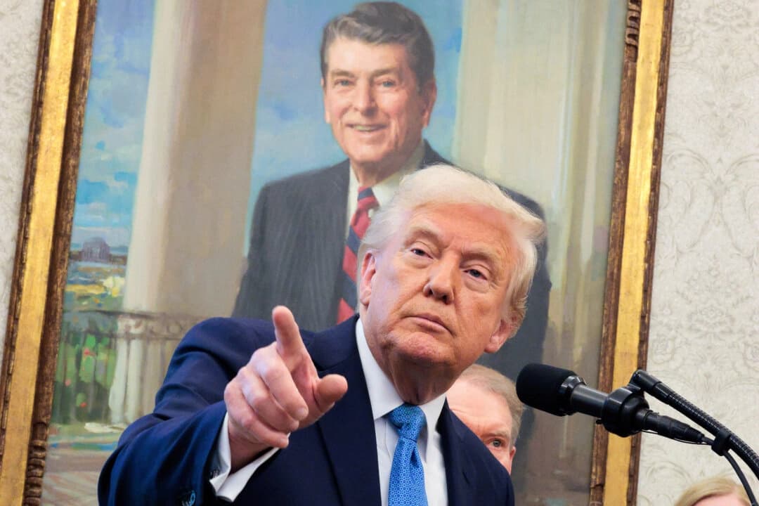 El presidente Donald Trump habla con los periodistas tras presidir la ceremonia de juramento del presidente de la Comisión de Bolsa y Valores, Paul Atkins, en el Despacho Oval de la Casa Blanca el 22 de abril de 2025. (Chip Somodevilla/Getty Images)