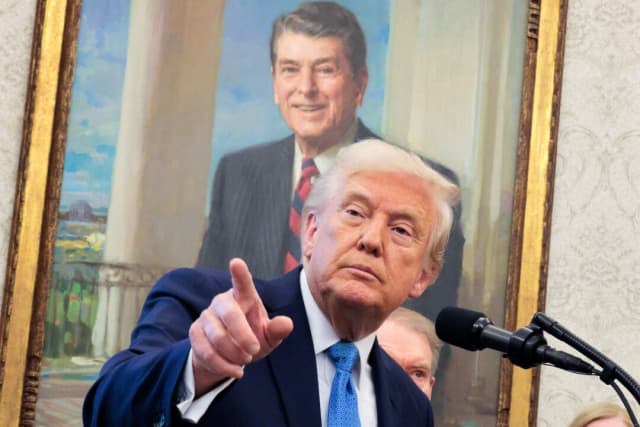 Trump dice que bono para madres "suena como una buena idea"