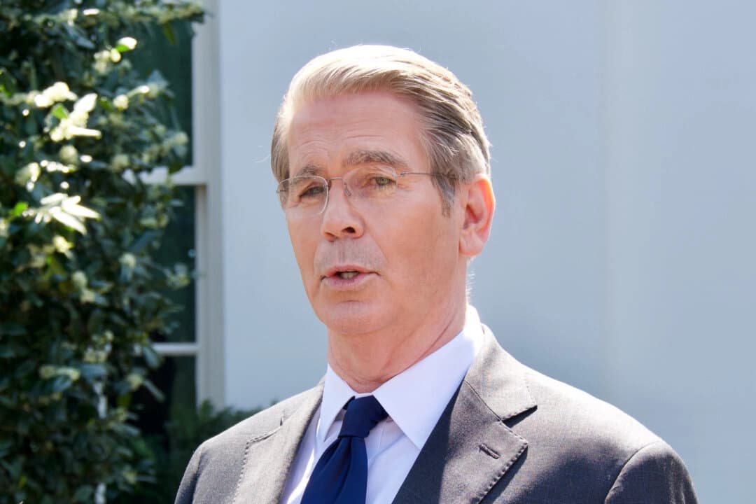 El secretario del Tesoro, Scott Bessent, habla con los periodistas frente a la Casa Blanca el 9 de abril de 2025. (Travis Gillmore/The Epoch Times).