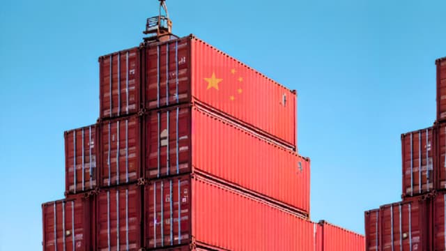 Exportadores chinos comienzan a sentir el impacto de los aranceles mientras se acumulan contenedores