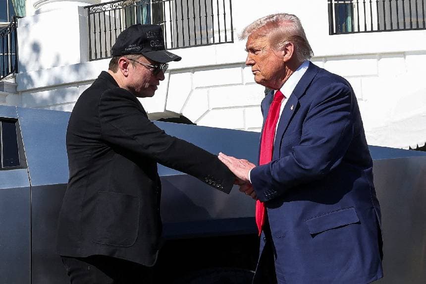 El presidente de los Estados Unidos, Donald Trump, y el director ejecutivo de Tesla, Elon Musk, se dan la mano frente a una Tesla Cybertruck, en la Casa Blanca, en Washington, el 11 de marzo de 2025. (Kevin Lamarque/Foto de archivo/Reuters).