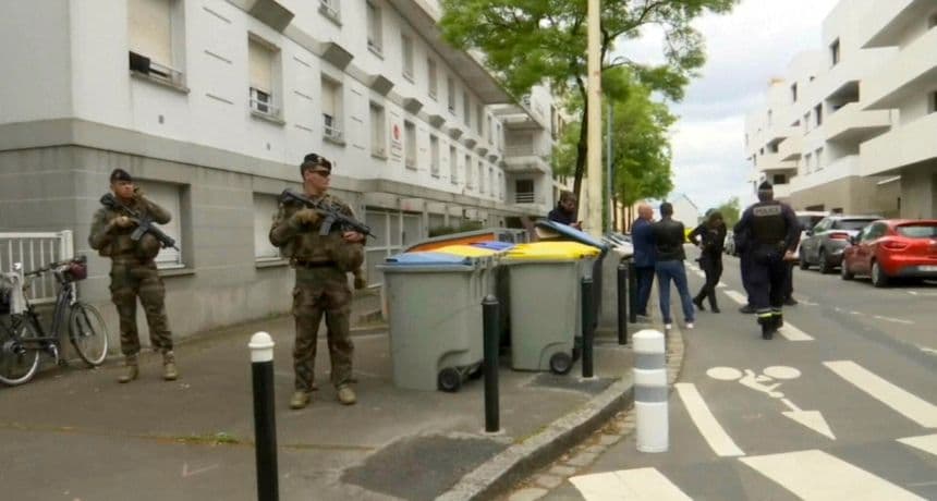 Arrestan a estudiante de secundaria francés tras apuñalar fatalmente a otro estudiante y herir a 3 más