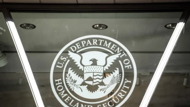 DHS afirma que no violó la orden sobre deportaciones porque fue el Pentágono quien las ejecutó