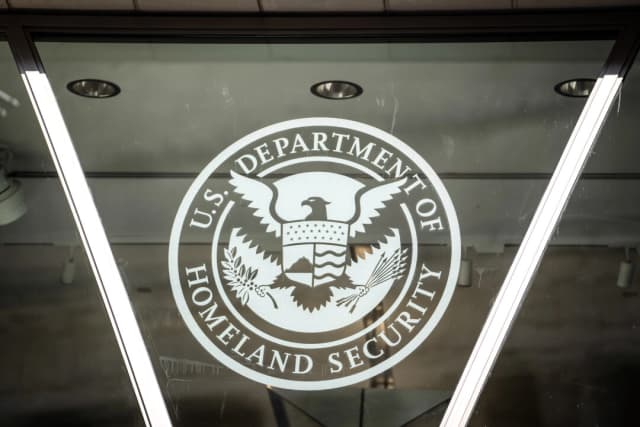 DHS afirma que no violó la orden sobre deportaciones porque fue el Pentágono quien las ejecutó