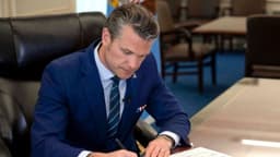 Hegseth ordena guía adicional sobre el regreso de militares que rechazaron la vacuna COVID