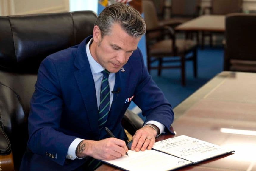 El Secretario de Defensa, Pete Hegseth, firma un memorando relativo a la baja de los miembros del servicio de EE.UU. que se negaron a recibir la vacuna COVID-19 en el Pentágono en Arlington, Virginia, el 23 de abril de 2025. (Aviador superior de las Fuerzas Aéreas de EE. UU. Madelyn Keech/Departamento de Defensa)