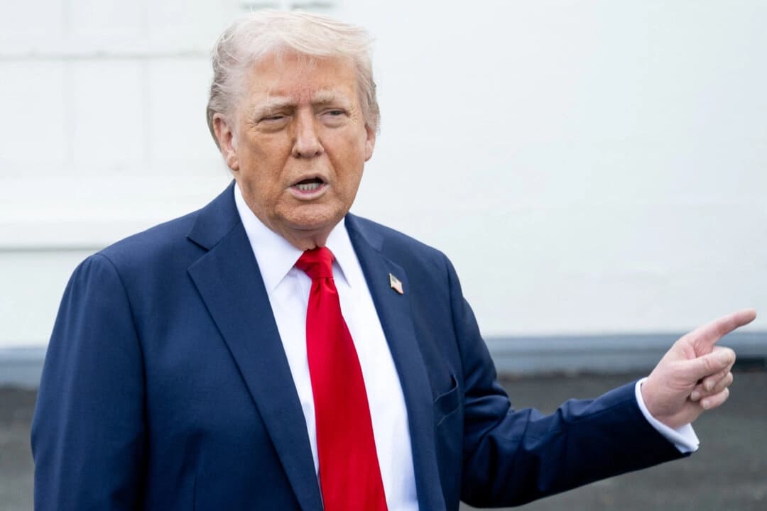 El presidente de Estados Unidos, Donald Trump, habla con los periodistas fuera de la Casa Blanca en Washington, el 23 de abril de 2025. (Saul Loeb/AFP vía Getty Images)