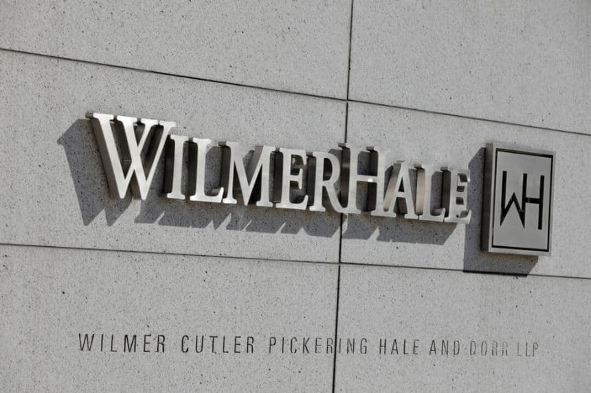 Cartel en el exterior del bufete de abogados WilmerHale en Washington el 30 de agosto de 2020. (Andrew Kelly/Reuters)