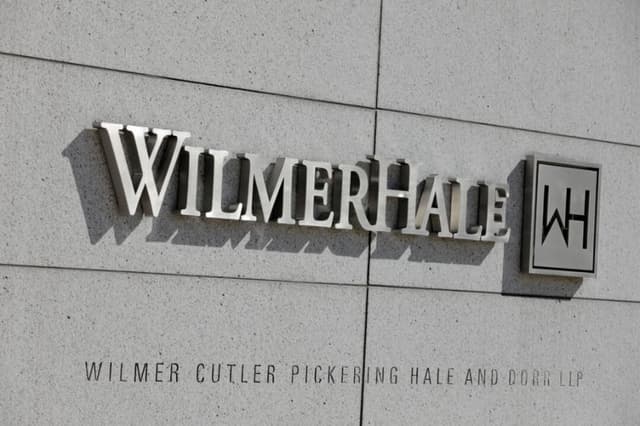 Dos importantes bufetes de abogados instan a jueces bloquear órdenes ejecutivas en su contra