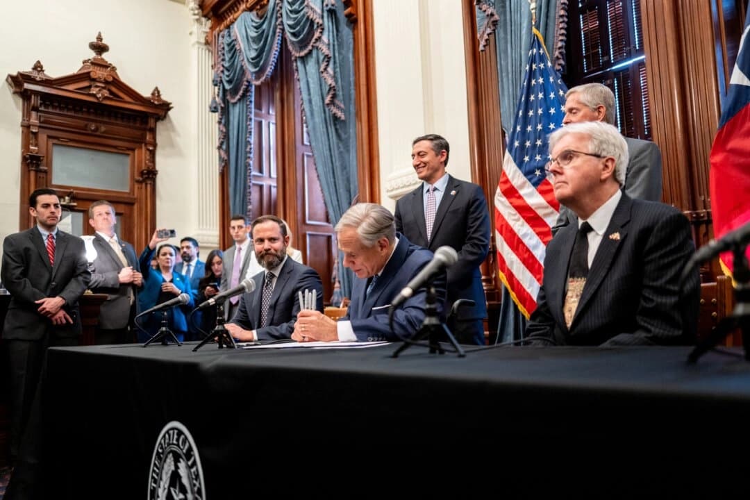 El gobernador de Texas, Greg Abbott, firma el nuevo proyecto de ley 14 del Senado en el Capitolio estatal en Austin el 23 de abril de 2025. (Brandon Bell/Getty Images)