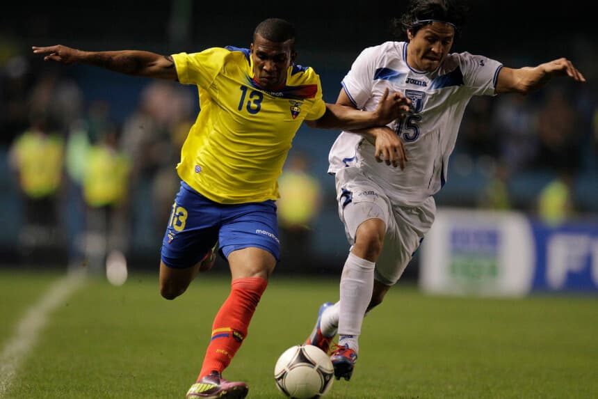 Roger Espinoza, de Honduras, a la derecha, y Christian Suárez, de Ecuador, luchan por el balón durante un partido amistoso en Guayaquil, Ecuador, el 29 de febrero de 2012. (Dolores Ochoa/AP Photo).