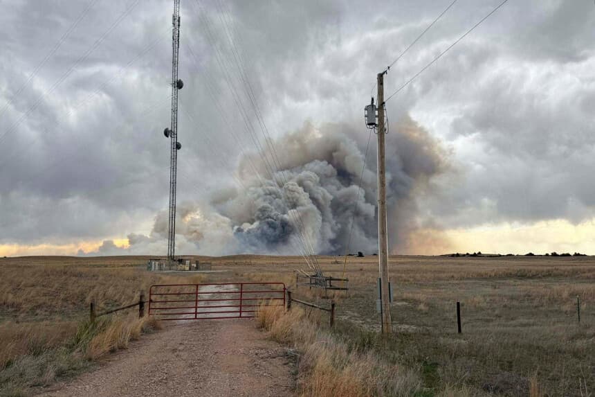 En esta foto proporcionada por Brown/Rock County Emergency Management, el incendio Plum Creek arde en el centro-norte de Nebraska en abril de 2025. (Jessica Pozehl/Brown, Rock County Emergency Management vía AP.)