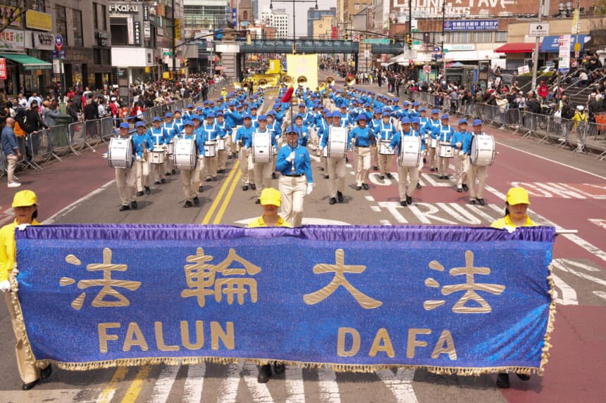 La banda marchante Tian Guo participa en un desfile para conmemorar el 26.º aniversario de la apelación del 25 de abril, en Flushing, Nueva York, el 19 de abril de 2025. (Larry Dye/The Epoch Times).