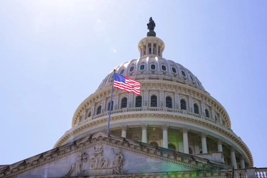 Una bandera estadounidense ondea en el Capitolio de EE.UU. en Washington el 13 de mayo de 2024. (Lei Chen/NTD)