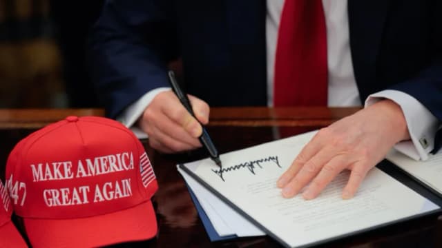 Trump ordena a agencias federales modificar revisiones de período de prueba para empleados públicos