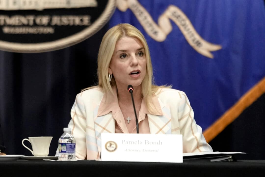 La fiscal general Pam Bondi (derecha) habla durante una reunión sobre el "Grupo de Trabajo para Erradicar los Prejuicios Anticristianos" en la sede del Departamento de Justicia en Washington el 22 de abril de 2025. (Oliver Contreras/AFP a través de Getty Images)