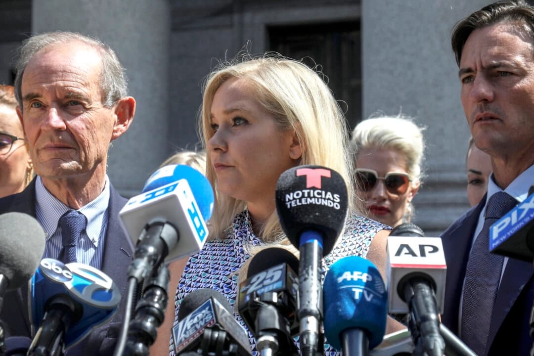 Virginia Giuffre (C) ofrece una rueda de prensa frente a un tribunal de Manhattan, en Nueva York, el 27 de agosto de 2019. (Bebeto Matthews/Foto de AP)