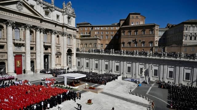 Políticos y peregrinos se reúnen para el funeral del papa Francisco