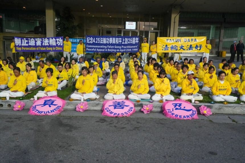 Los practicantes de Falun Gong participan en un evento para conmemorar el 26.º aniversario de la apelación del 25 de abril, en Los Ángeles, el 22 de abril de 2025. (
Li Xusheng/The Epoch Times)
