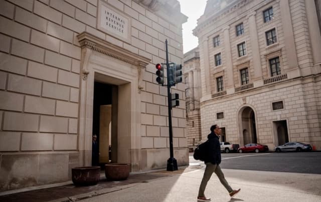 Trump dice que recortes fiscales por aranceles se centrarán en los que ganan menos de USD 200,000 al año