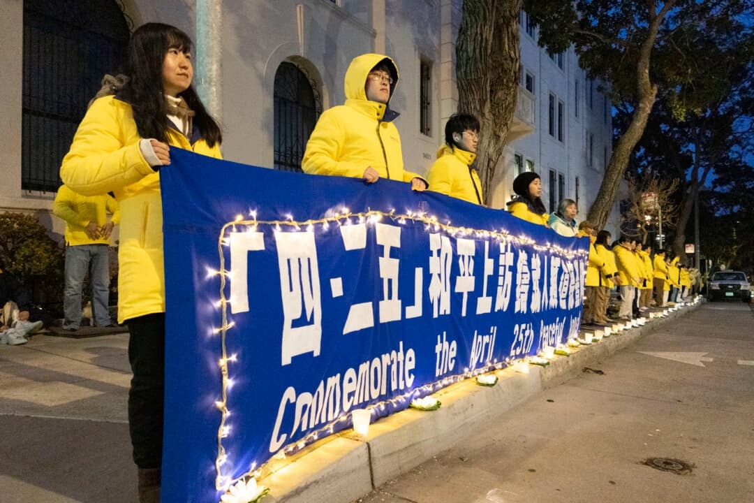 Cientos de practicantes de Falun Gong conmemoran el 26.º aniversario de la Apelación pacífica de libertad de creencias en China del 25 de abril, protestando frente al consulado chino en San Francisco, California, el 25 de abril de 2025. (Lear Zhou/The Epoch Times)