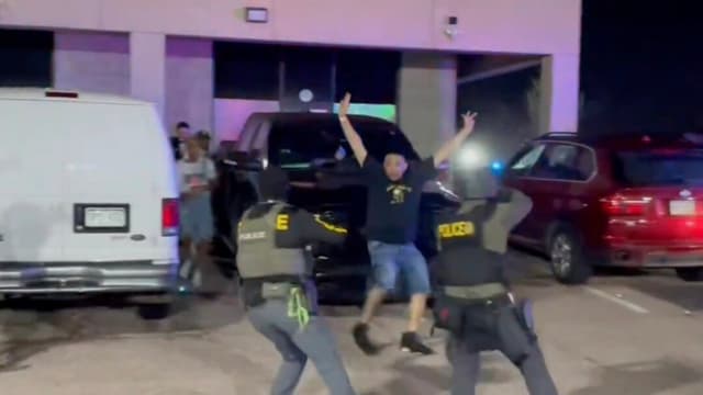 Detienen a más de 100 inmigrantes ilegales en redada en club nocturno clandestino