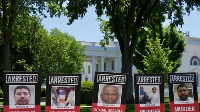 Exhiben fotos de inmigrantes ilegales detenidos y sus presuntos delitos en jardín de la Casa Blanca