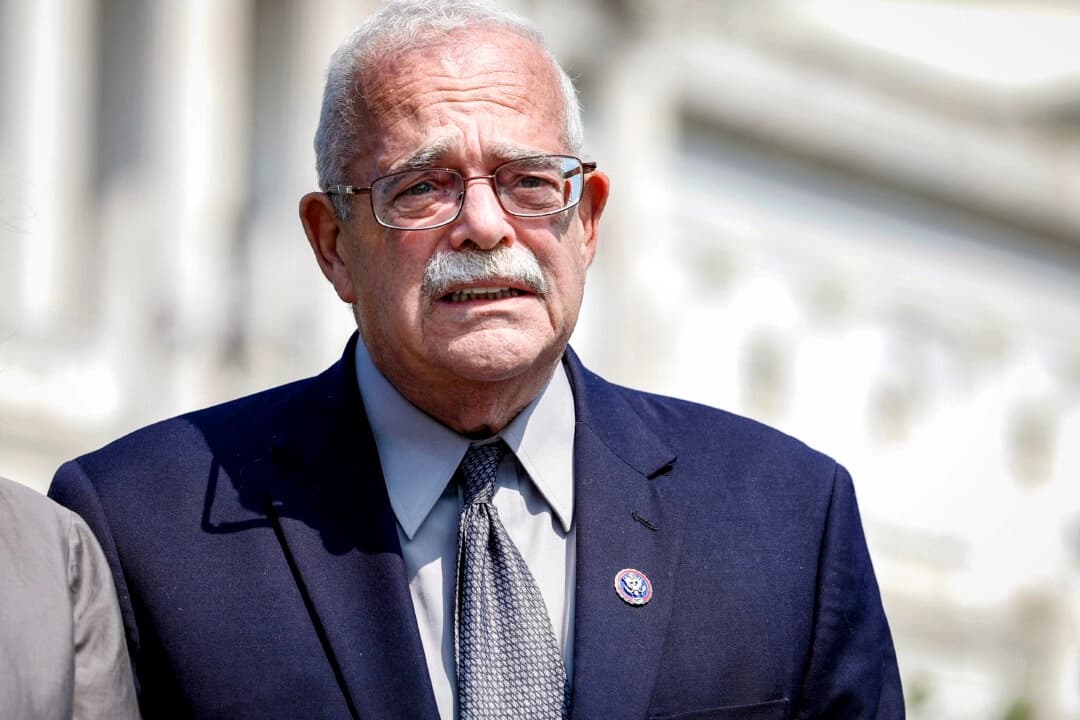 El representante Gerry Connolly (D-Va.) escucha en una rueda de prensa frente al Capitolio de EE.UU. en Washington el 16 de junio de 2022. (Anna Moneymaker/Getty Images)