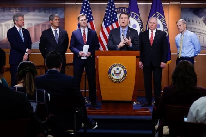 Congresistas republicanos ofrecen una conferencia de prensa para presentar la nueva legislación sobre inmigración y fronteras en el Capitolio de Estados Unidos, en Washington, el 27 de abril de 2023. (Chip Somodevilla/Getty Images)