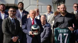 Trump recibe a los Philadelphia Eagles, campeones del Super Bowl, en la Casa Blanca