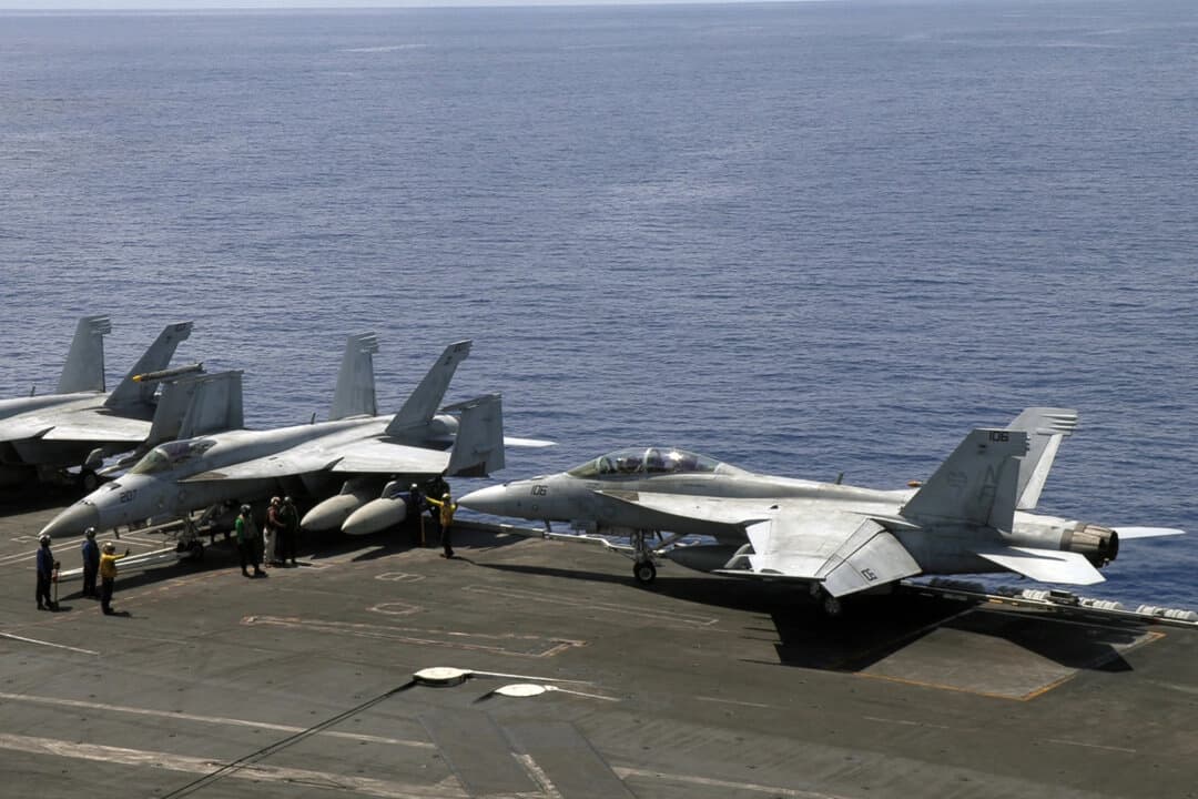 Cazas polivalentes F/A-18 Super Hornets de la Armada de los Estados Unidos a bordo del portaaviones USS Ronald Reagan (CVN-76) mientras navega por el mar de China Meridional en dirección a Singapur el 16 de octubre de 2019. (Catherine Lai/AFP a través de Getty Images)