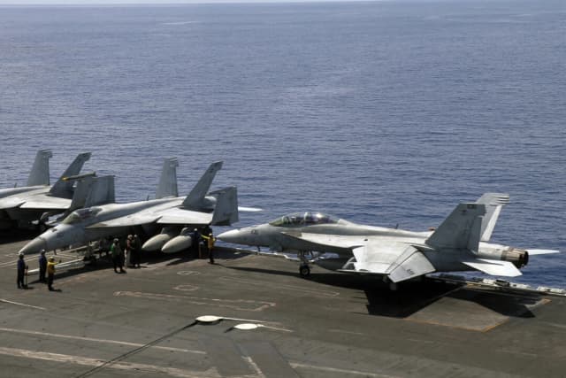 Avión de combate de la Marina de EE. UU. se pierde en el mar tras accidente en el USS Harry S. Truman