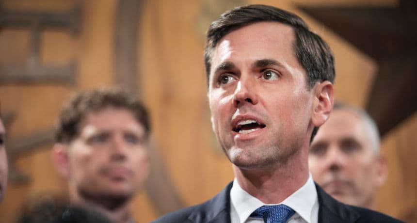 El representante estadounidense Mayes Middleton (R-TX) (C), del Texas Freedom Caucus, se dirige a los medios de comunicación en el Capitolio de Texas el 13 de julio de 2021 en Austin, Texas. (Montinique Monroe/Getty Images)