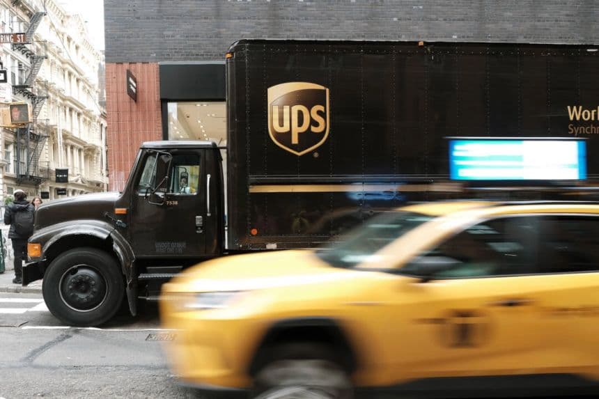 Un camión de United Parcel Service (UPS) reparte cajas en Nueva York en una foto de archivo. (Spencer Platt/Getty Images)