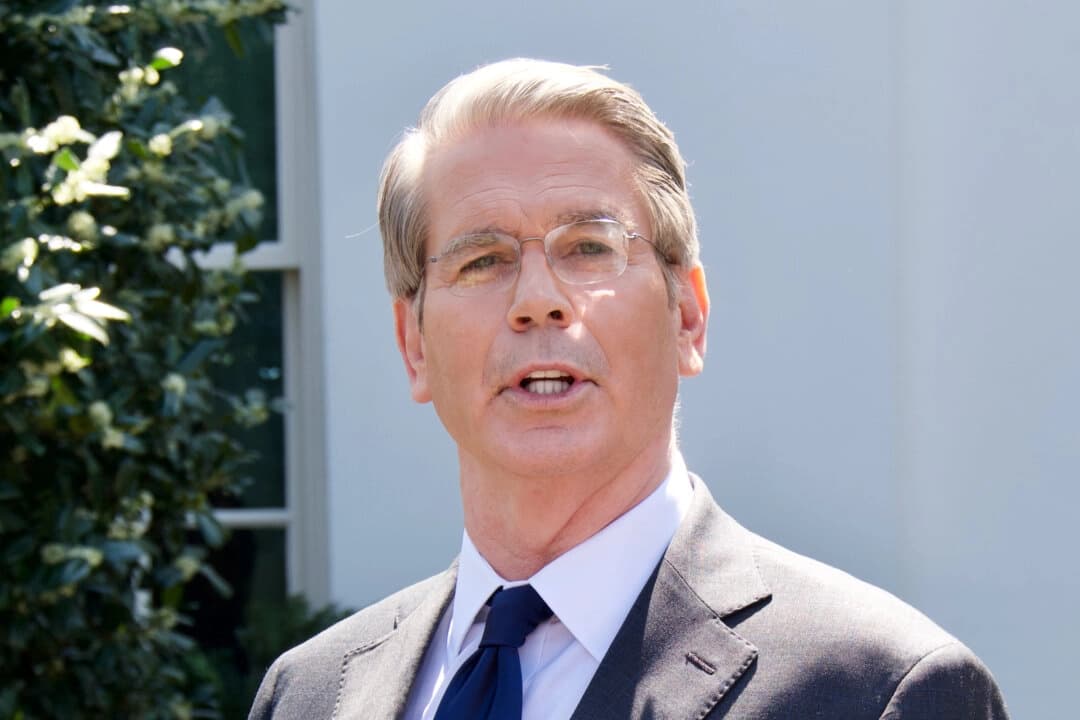 El secretario del Tesoro, Scott Bessent, habla con los periodistas a las puertas de la Casa Blanca en Washington el 9 de abril de 2025. (Travis Gillmore/The Epoch Times)