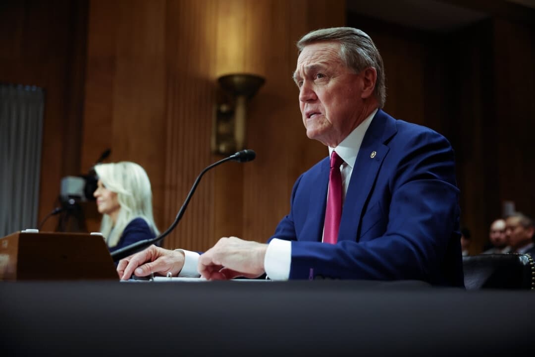 David Perdue, entonces candidato a embajador de Estados Unidos en China, testifica durante la audiencia de confirmación del Comité de Relaciones Exteriores del Senado en el edificio Dirksen del Senado en Washington, el 3 de abril de 2025. (Kayla Bartkowski/Getty Images)