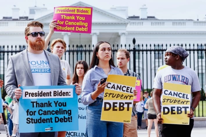 Estudiantes prestatarios se manifiestan frente a la Casa Blanca el 24 de agosto de 2022 para celebrar la intención del presidente Biden de cancelar la deuda estudiantil, una medida que posteriormente fue bloqueada por la Corte Suprema. (Paul Morigi/Getty Images)