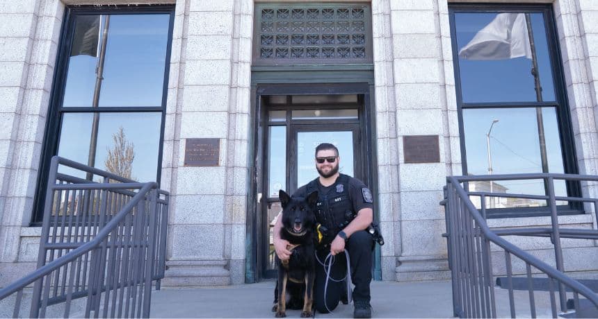 El perro policía Titan con el agente Brian Sanchioni. (Cortesía: Jason Covino/Milford Police Department)