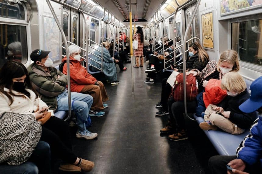 Varias personas viajan en un tren F de la MTA en Nueva York el 11 de marzo de 2022. (Spencer Platt/Getty Images)