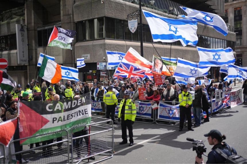 Partidarios de Israel y de Palestina se enfrentan en manifestaciones opuestas en Tottenham Court Road, Londres, el 20 de abril de 2024. (Yui Mok/PA)