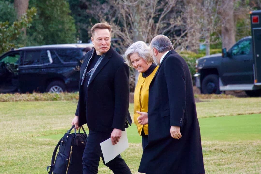 (De izquierda a derecha) Elon Musk, la jefa de gabinete de la Casa Blanca, Susie Wiles, y el secretario de Comercio, Howard Lutnick, caminan hacia el Marine One en el jardín sur de la Casa Blanca en Washington el 7 de marzo de 2025. (Travis Gillmore/The Epoch Times)