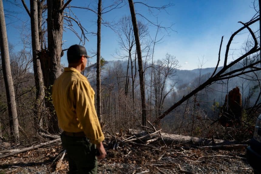 Hector Medrano, bombero de California, observa el incendio de Black Cove mientras coordina el lanzamiento de agua desde un helicóptero en Saluda, Carolina del Norte, el 26 de marzo de 2025. (Allison Joyce/Foto AP)
