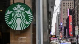 Starbucks frena caída de ventas con estrategia de reestructuración, pero sus acciones se desploman