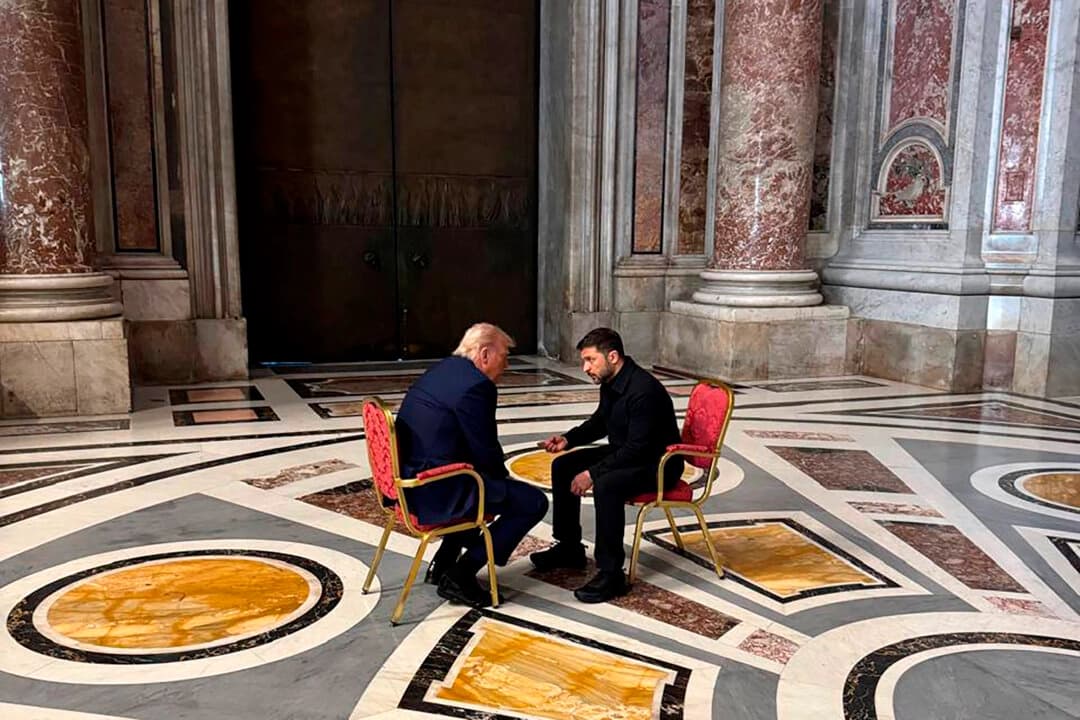En esta foto proporcionada por la Oficina de Prensa Presidencial de Ucrania, el presidente de Ucrania, Volodymyr Zelenskyy (derecha), y el presidente de Estados Unidos, Donald Trump, conversan mientras asisten al funeral del papa Francisco en el Vaticano el 26 de abril de 2025. (Oficina de Prensa Presidencial de Ucrania a través de AP)