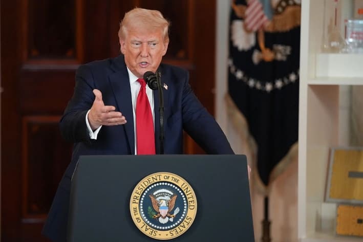 El presidente de Estados Unidos, Donald Trump, habla en el Cross Hall de la Casa Blanca durante un evento sobre «Invertir en Estados Unidos», en Washington, el 30 de abril de 2025. Trump estuvo acompañado por directores ejecutivos para destacar sus iniciativas durante el evento. (Andrew Harnik/Getty Images)
