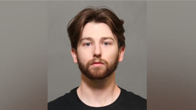 Sospechoso de atentado con carro bomba contra Tesla enfrenta cargos federales