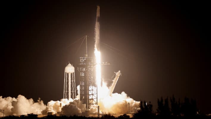 El cohete Falcon 9 de SpaceX es lanzado, llevando a cuatro astronautas comerciales a una órbita polar de inclinación de 90 grados en la misión Fram2 en el Centro Espacial Kennedy en Cabo Cañaveral, Florida, EE. UU., 31 de marzo de 2025. (Joe Skipper/Reuters).