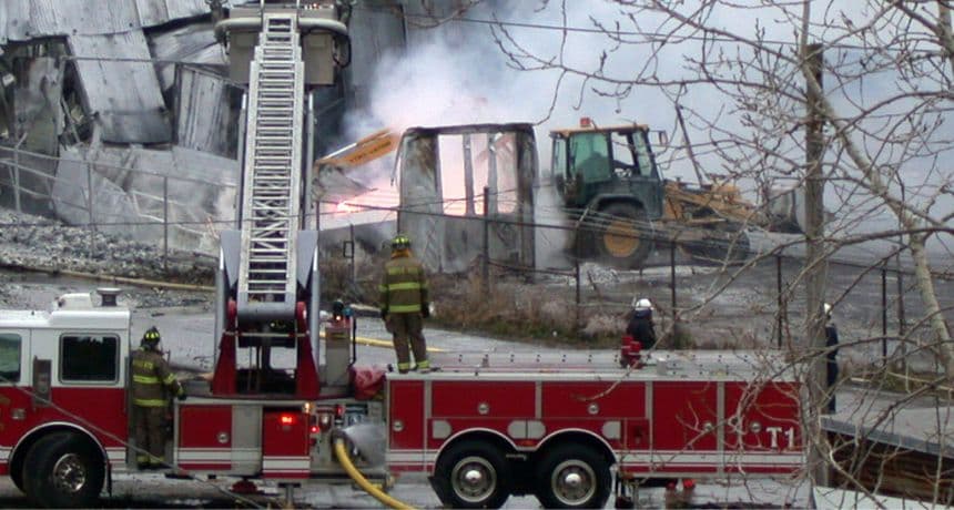 Los bomberos combaten las llamas en un incendio en Cleveland, Ohio. (John Bashian/Getty Images)