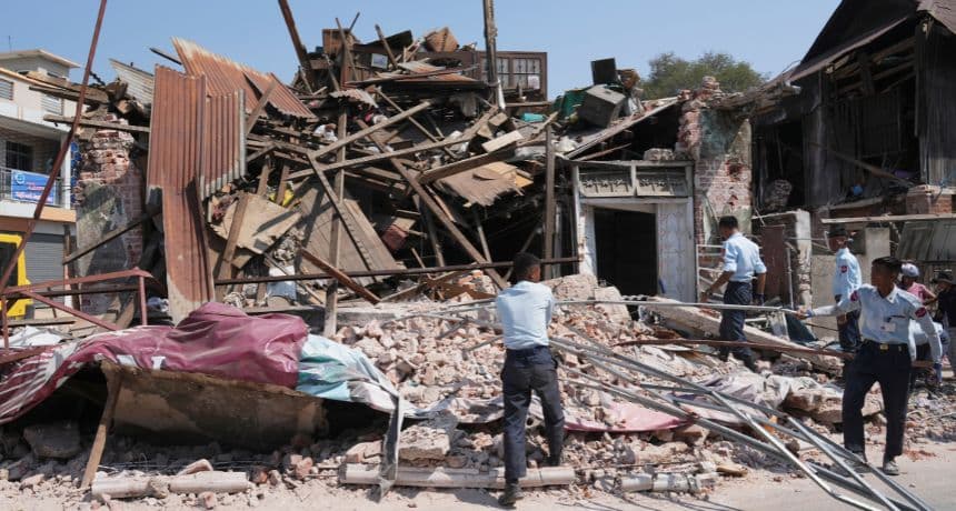 Rescatan a mujer de 70 años entre los escombros de hospital en Birmania tras más de 90 horas del terremoto
